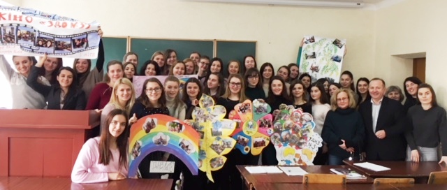 студенти 4-го курсу з методистами та деканом